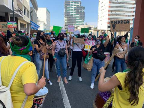 Grupos de mujeres salen a las calles en rechazo a veto total del Código de la Salud 