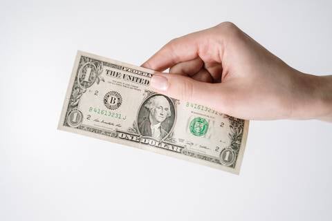 Cómo detectar cuando un billete de dólar es falso