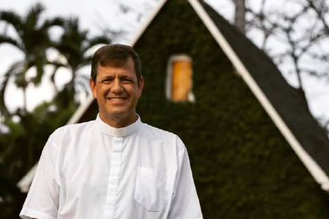 ‘Sin atajos’ es el libro de Felipe Ríos, sacerdote chileno que vive en Ecuador desde hace 5 años