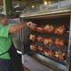 30 pollos al mes le exige ‘vacunador’ a un asadero del noroeste de Guayaquil: en Pascuales, negocios se resignan a pagar extorsiones para subsistir