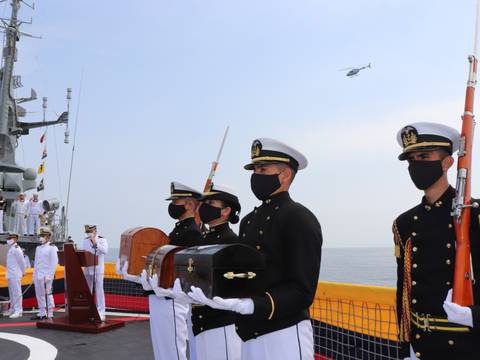 Armada efectuó emotivo acto de botadura de cenizas de las banderas en el mar de Santa Elena