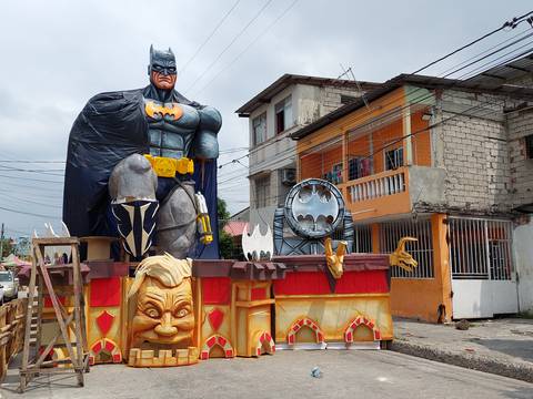 Un Batman para ‘vigilar’ toda la cuadra creó Adolfo Alvarado en la calle  Capitán Nájera y la 15 