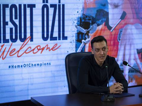 Mesut Özil se vinculó al Basaksehir de Estambul tras su salida del Fenerbahçe