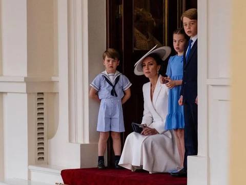 Comparan al príncipe Louis con Guillermo y Enrique: Las mismas travesuras, gestos y hasta el traje que llevó el hijo menor de Kate Middleton recuerdan el pasado de su tío y su padre hace décadas
