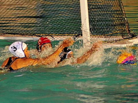 Uruguay y Agustín Fuentes ganaron en el polo acuático