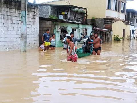 Evacúan a 11 familias afectadas por inundaciones en El Guabo