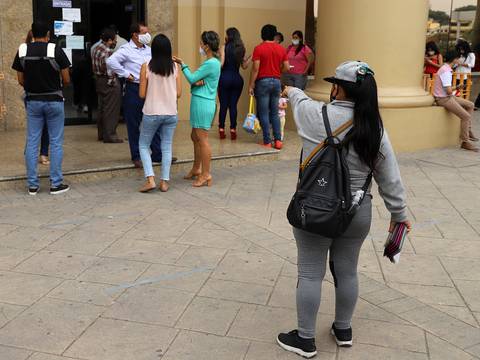 Guayaquil: Turnos para pasaportes están copados; hay usuarios que acuden a tramitadores en los exteriores del Gobierno Zonal