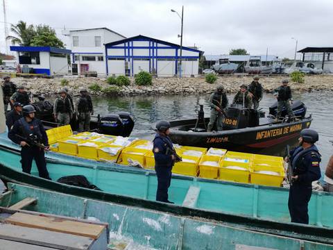 Capturan embarcación con camarón de dudosa procedencia en el golfo de Guayaquil