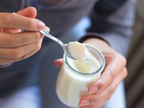 La receta fácil del yogurt natural que controla el colesterol y disminuye el riesgo de padecer problemas cardiovasculares