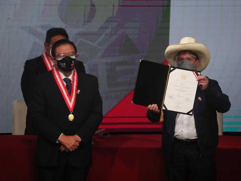 Pedro Castillo recibe credenciales como presidente de Perú
