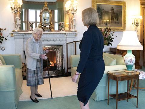 Liz Truss es nombrada primera ministra británica en audiencia con la reina Isabel II