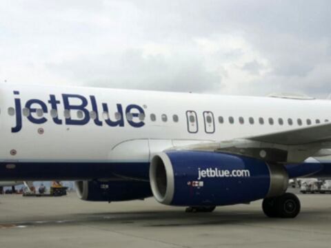 Quito recibió con un arco de agua al primer avión de JetBlue