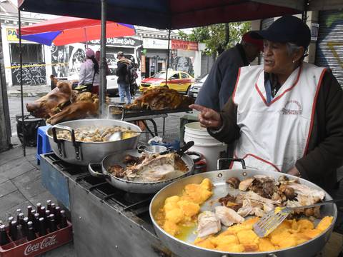 Comerciantes aprovecharon jornada electoral en Quito para ofrecer distintos platillos tradicionales