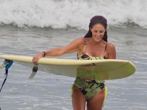 La periodista María Mercedes Cuesta aprende a surfear y revela una gran figura a sus 50 años