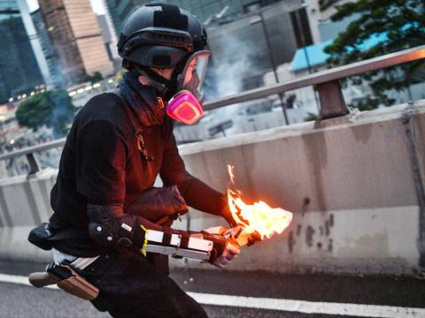 Enfrentamientos hasta con cócteles molotov en protestas en Hong Kong