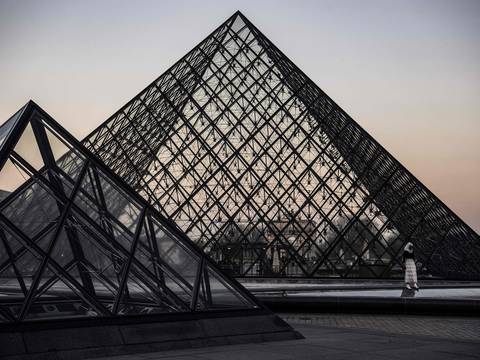 La pirámide del Louvre, de la controversia al aplauso unánime