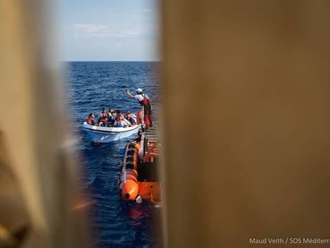 Mujer muere por disparos de la marina marroquí contra barca de migrantes