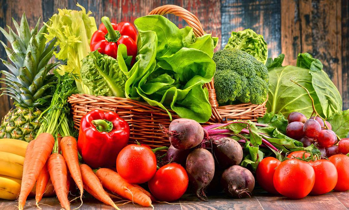 Alimentación rica en frutas y verduras coloridas y otros alimentos saludables