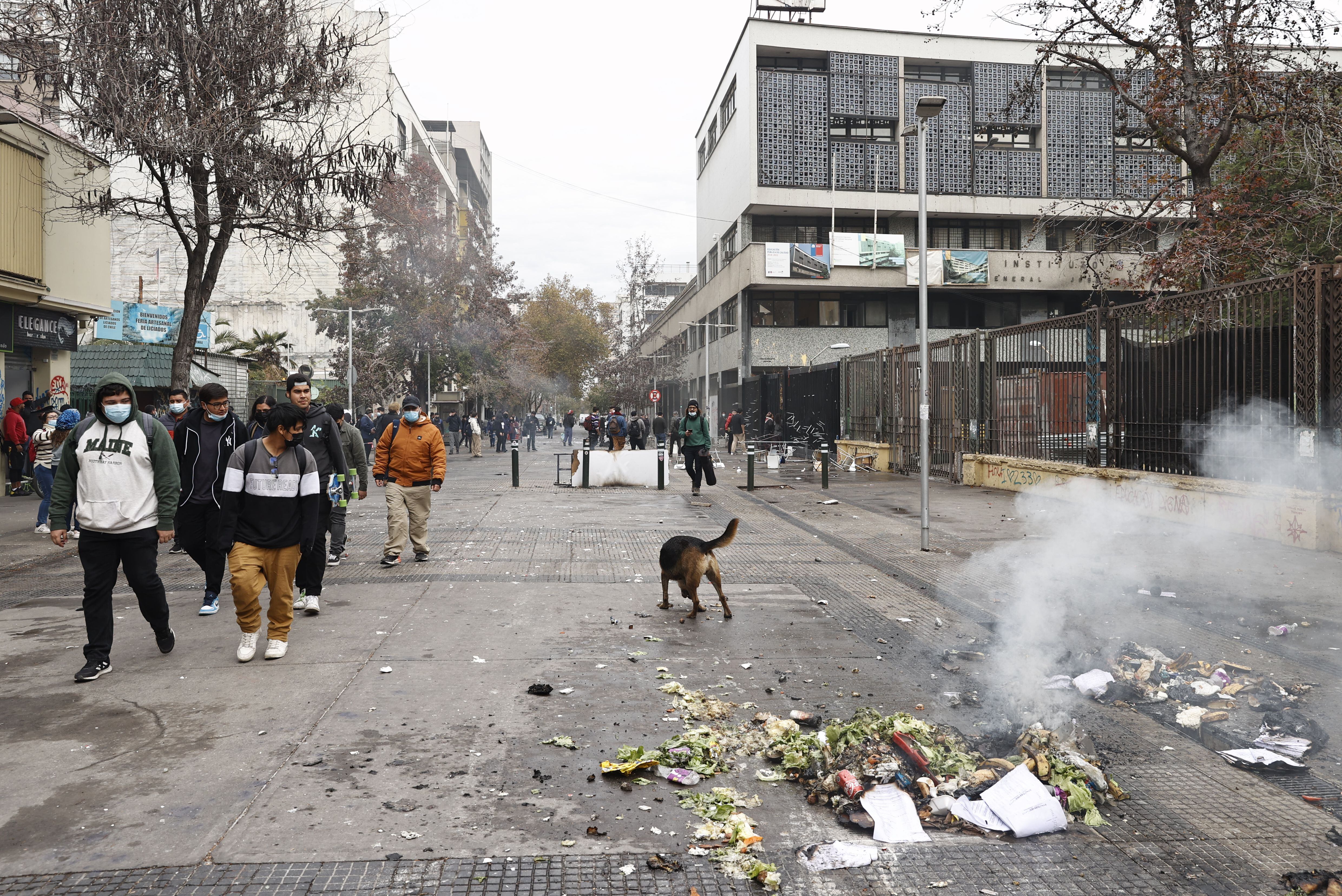 Manifestantes queman dos buses en enfrentamientos en Santiago de Chile