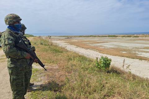 Militares intervienen pista clandestina en Puerto Cayo 