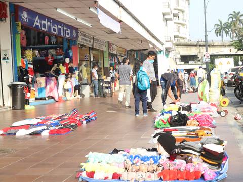 Comerciantes de la Bahía se quejan por bajos ingresos a causa del caos que generan los informales; Municipio de Guayaquil tomará acciones