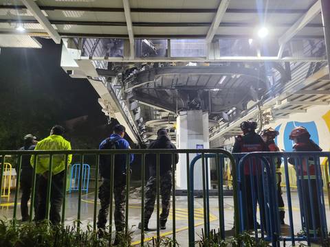 ‘Se escucharon truenos’: cuatro rayos habrían impactado en equipos del teleférico de Quito