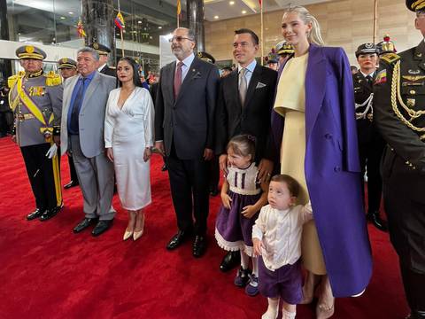 El color púrpura fue la constante en los actos de posesión presidencial: Alvarito, el hijo del presidente Noboa, perdió el zapato en la alfombra roja