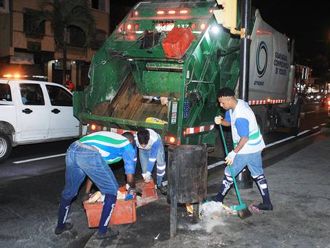 La calle 17 es una de las zonas donde se incumple el horario de recolección de desechos, indica el Municipio de Guayaquil