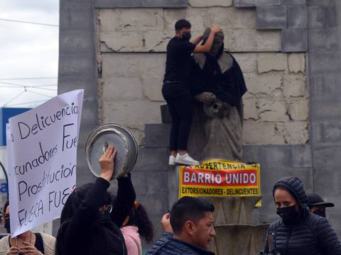 Visten de luto a monumento a la Chola Cuencana para protestar por inseguridad