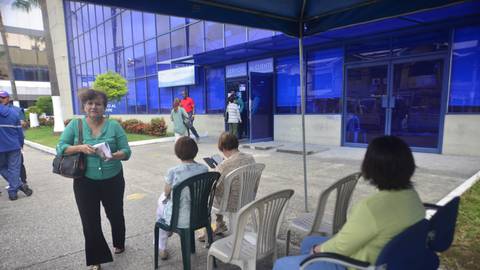 ‘La planilla me llegó elevadísima, $ 50 de más’: usuarios de CNEL acuden a agencias en Guayaquil para solicitar revisión de medidores