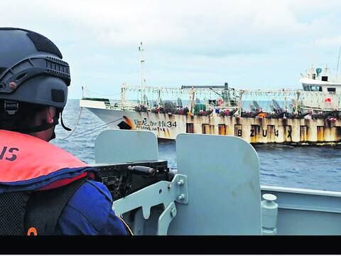 Una flota de buques pesqueros chinos se acerca a Chile; se teme por los recursos marinos
