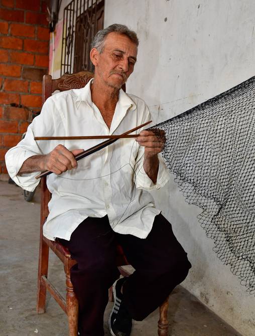 Ulises Lecaro Alvarado teje atarrayas para pescar