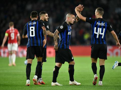 Inter remonta al PSV y sigue la estela del Barça