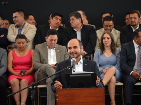 Juan Cristóbal Lloret inicia sus funciones como prefecto de Azuay ofreciendo arreglo de vía