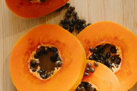 Protegen el corazón, el hígado y ayudan a quemar grasa: estos beneficios de las semillas de papaya harán que dejes de tirarlas