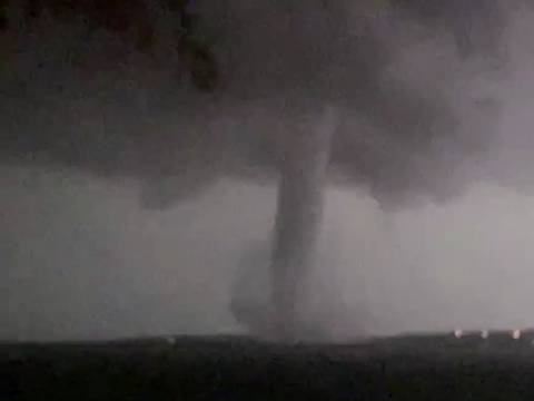 Tornado deja al menos un fallecido y causa graves daños en Texas