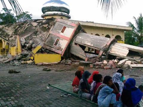 Un muerto y decenas de personas atrapadas tras temblor en Indonesia