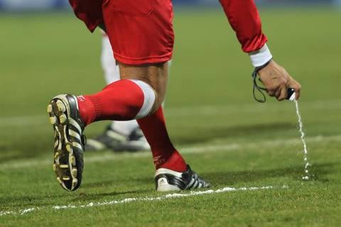 FIFA pagará indemnización a inventor del spray que usan los árbitros