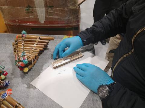 En agencia de correos de Quito fueron encontradas más de 9.000 dosis de cocaína escondidas en instrumentos musicales