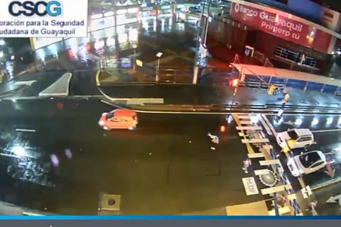 Guayaquil: una persona fue atropellada en la avenida Malecón Simón Bolívar; el vehículo huyó, pero una cámara de la CSCG captó lo sucedido
