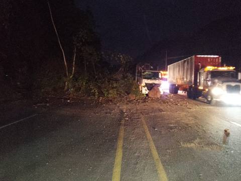 Vía Alóag-Santo Domingo fue habilitada tras derrumbe en el km 84