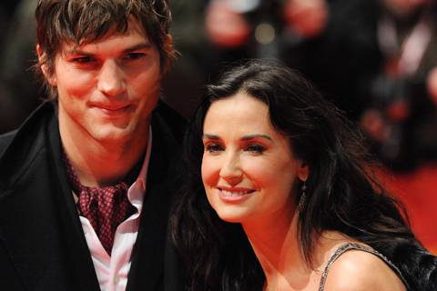 Ashton Kutcher acusa a su expareja, Demi Moore, de herir a su familia por las revelaciones de su libro ‘Inside Out’, donde contó detalles de su exrelación