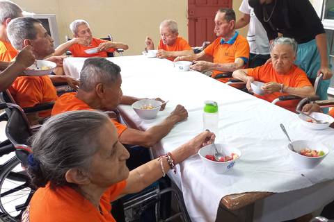 ‘(Hay quienes) Prefieren destruir los alimentos antes que donarlos’: el relato de la Fundación Clemencia, que alberga a 85 adultos mayores  
