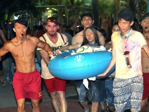 Un muerto y 201 heridos críticos por incendio en un parque acuático de Taiwán