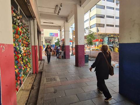 Comerciantes de la calle Rumichaca sufren por bajas ventas y esperan pronta culminación  de obra
