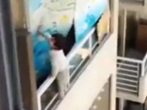 Video de un niño jugando en el barandal del balcón desde el piso 21 causa impacto en las redes