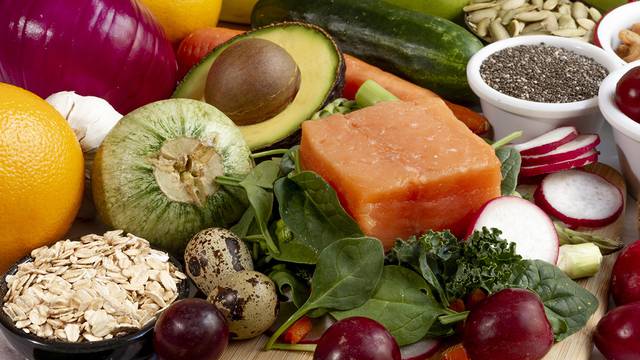 El mito de los 5 alimentos catalogados como saludables pero que no ayudan a bajar de peso
