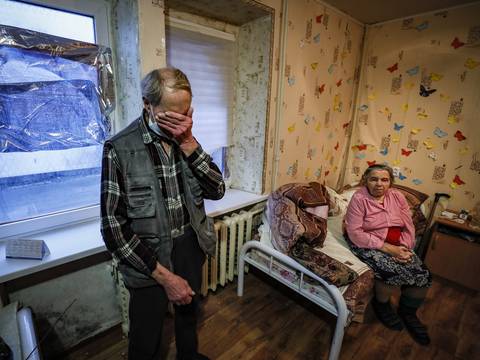 Hombres de entre 18 y 60 años tienen prohibido salir de Ucrania, anunció el presidente Zelenski
