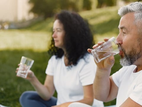 Si tienes más de 50 años revisa cuánta agua bebes a diario: la sensación de sed se pierde con la edad