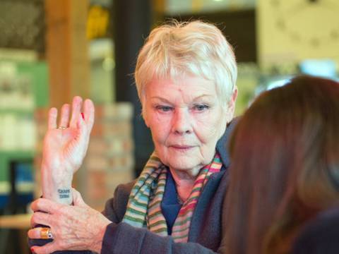Judi Dench se realiza su primer tatuaje a los 81 años